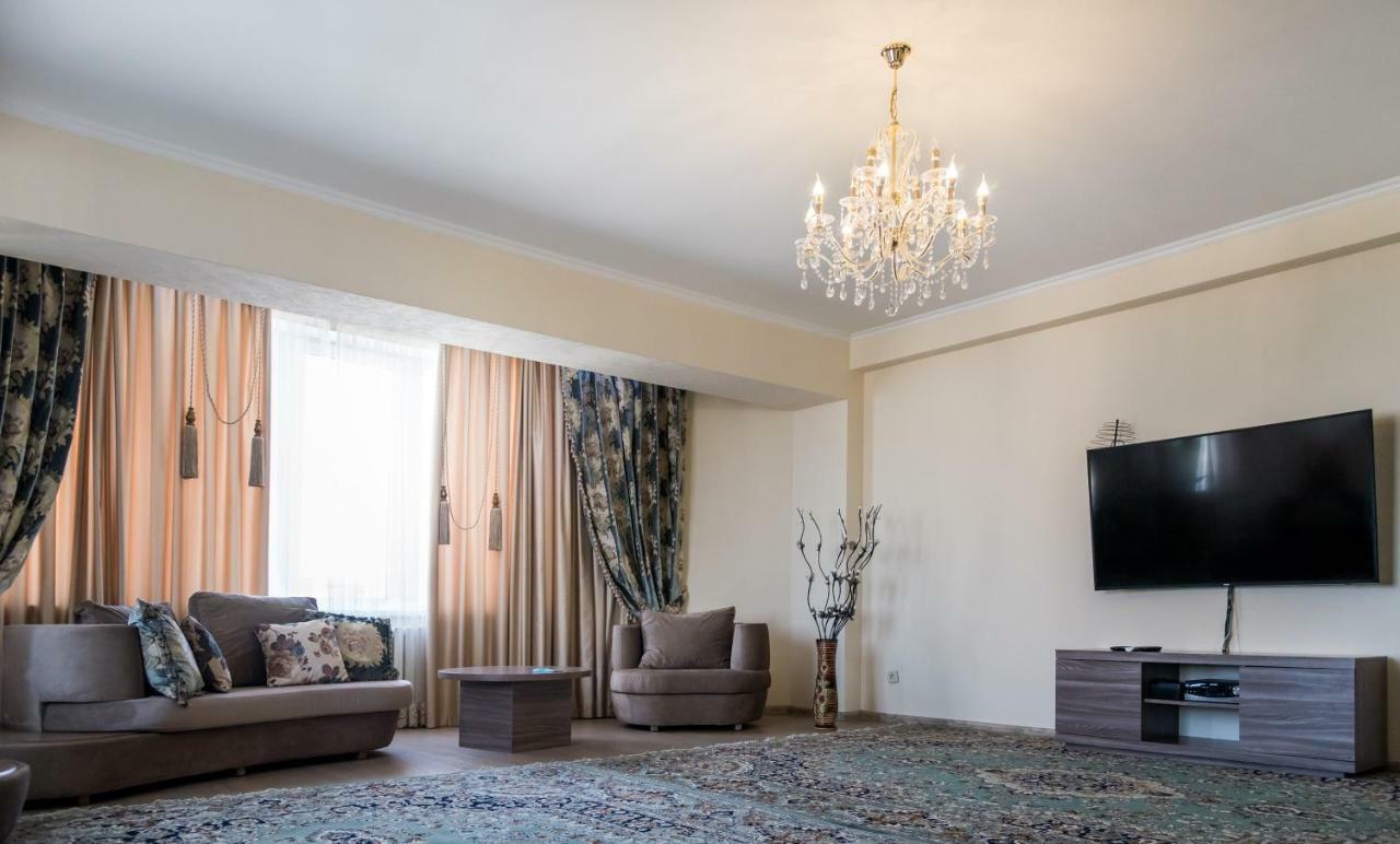 Spacious And Cozy Apartment In Bishkek Center Exterior foto