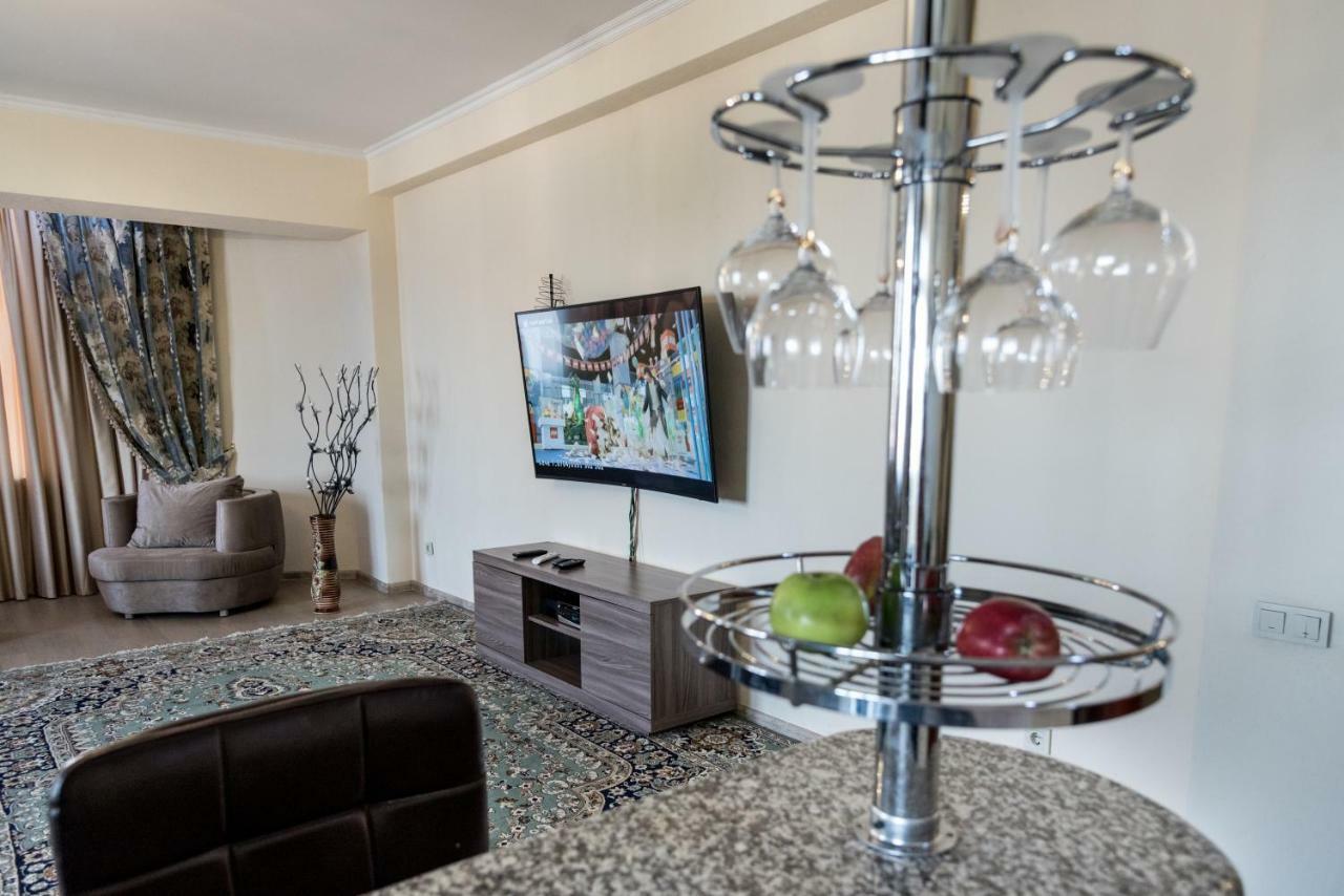 Spacious And Cozy Apartment In Bishkek Center Exterior foto