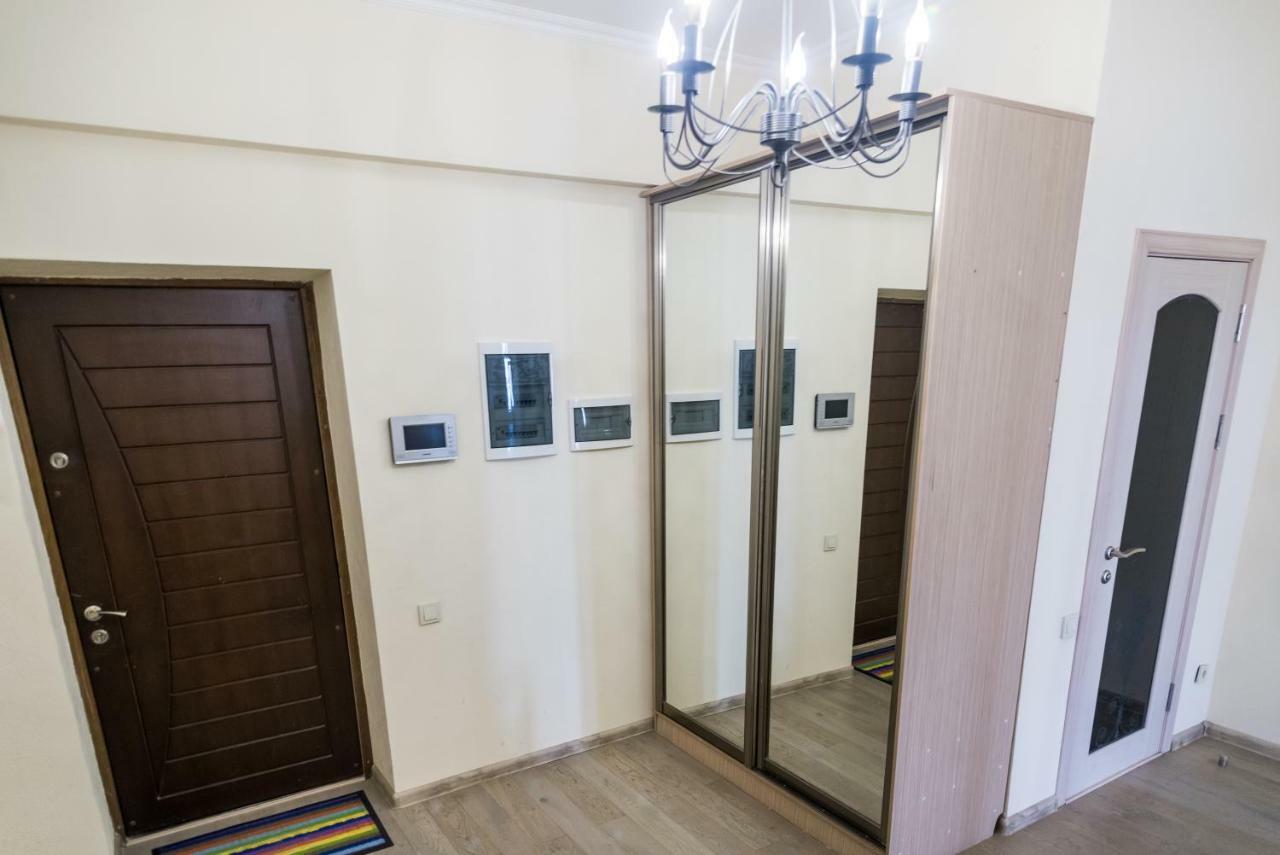 Spacious And Cozy Apartment In Bishkek Center Exterior foto